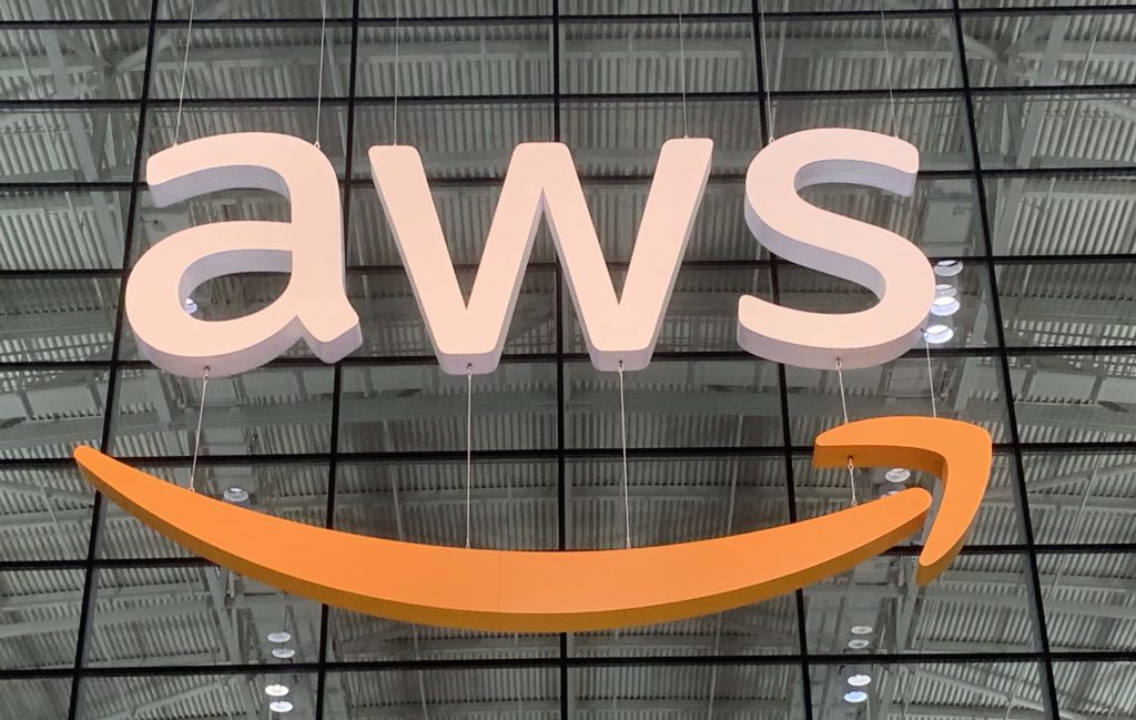 imagem com a logomarca da aws